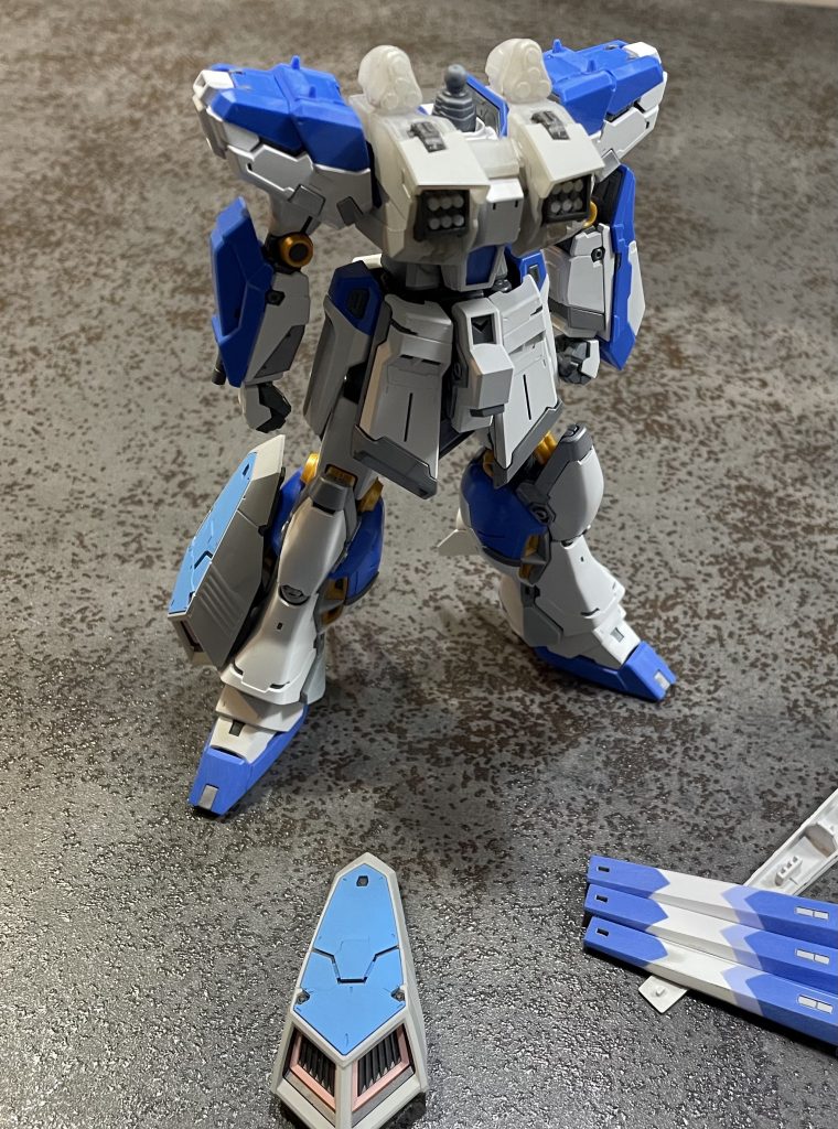 HWSはクリアキットのため一旦サーフェイサーを吹いてから作業しました。ファンネル、一部装甲のモールドは間引いています。