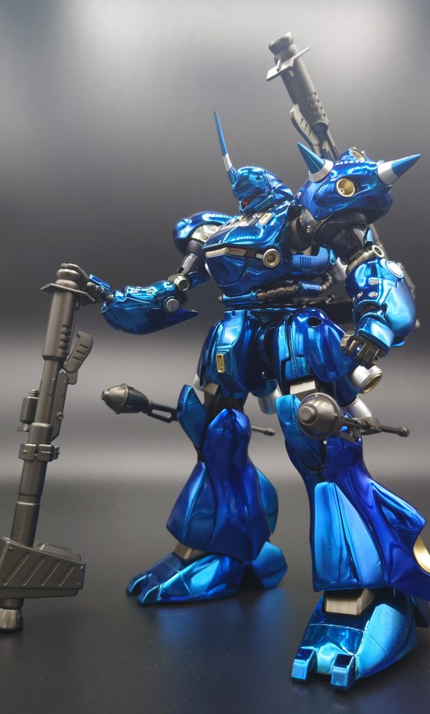 青い部分をボーンミラー+フィニッシュクリアブルーで肩の部分をボーンミラー+フィニッシュクリアブラック(薄め)で二の腕と腰をブラックマイカで塗っています