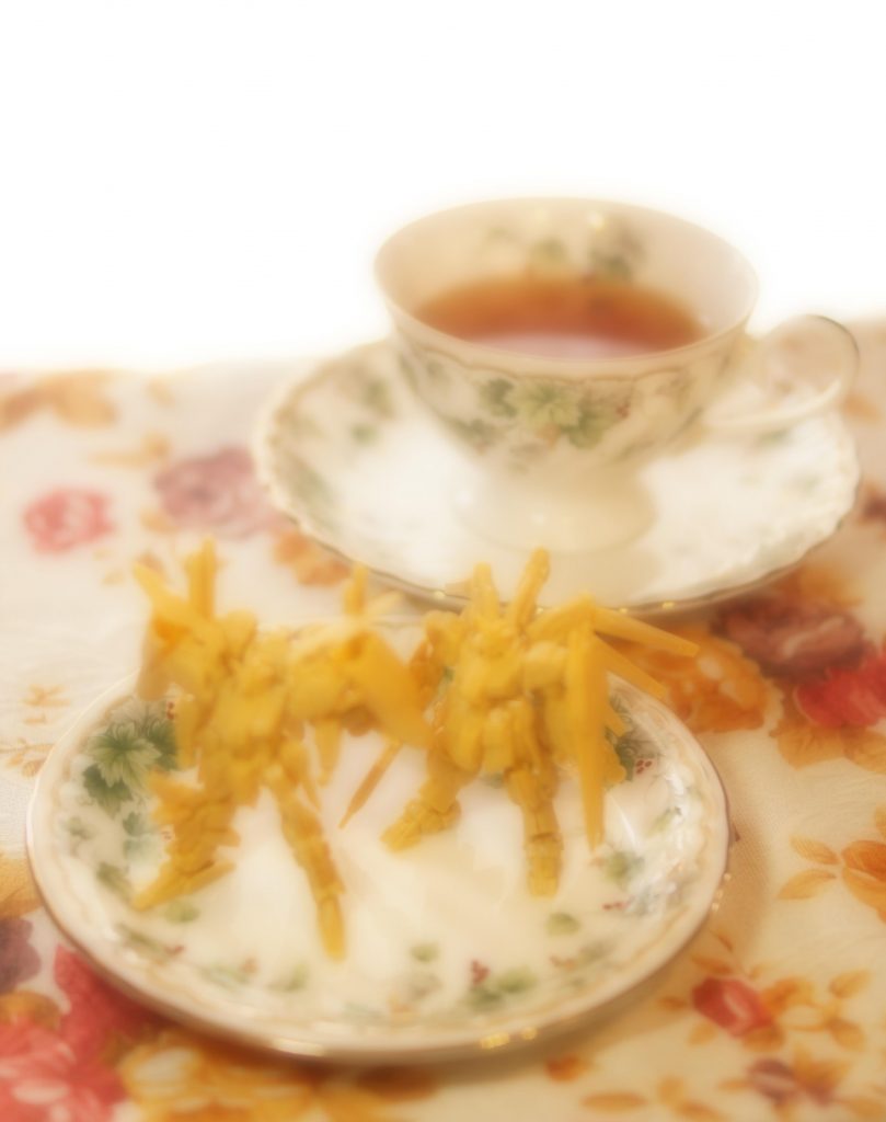 今回の人形焼はクッキー生地で常温保存可能、日持ちもしやすく、スーパーのお菓子売り場などで気軽に手に入る・・・ハズだったが、想定外の人気に、現在入手困難になっている。その理由は、クッキー生地の美味しさのみならず、わずか5cm程度の大きさに食べるのをはばかられるほどの模型並の精巧な造形にある。旧世紀からニッポンにはバンダイというキャラクター玩具や卓越した模型技術で世界を席巻したユニークなメーカーがあった。一方、同じニッポンにブルボンというハイコスパのお菓子を大量生産するメーカーがあった。この両者のコラボを今回主導したのがルオ商会である。模型で培ったバンダイ驚異の金型技術をクッキーに応用し、オブジェと見紛うほどの精巧なキャラクタークッキー=人形焼きを発売したのである。そのキャラクターのセレクトも秀逸で、少し前の戦いで活躍した連邦軍のモビルスーツをモチーフにしたことが、予想外にミリタリーマニアに大受けし、瞬く間に品薄となった。オットー艦長もこの商品企画に心を射抜かれた一人である。