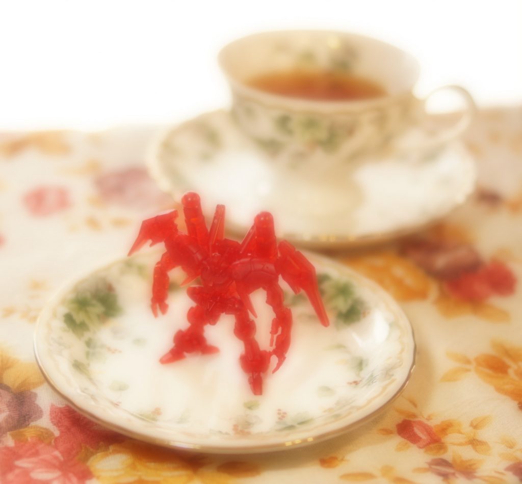 ルオ商会ではこの成功を受け、次なる商品を展開してきた。今度はやはり旧世紀のドイツに発祥のグミメーカーHARIBOと、先のバンダイとのコラボを促し、モビルスーツ・グミのショクガンの発売を発表したのである。ネェルアーガマのミヒロ少尉からの情報によると、グミが紅茶と合うかは定かではないものの、入手困難必至のため、オットー艦長は密かに先行予約を済ませたらしい、とのこと。