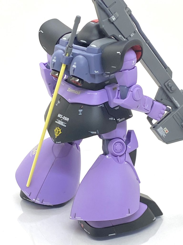 リック・ドムとドムの違いは背中のバーニア、スカートの大きさ、足裏ぐらいですがコンパチキットとはいえ、きちんとそれらは再現されています。この辺りをきちんと塗り分けたりすれば、それだけでもかなりカッコ良くなりますしのでバーニア等は塗り分けて、後はデカールで勝負しました。手だけは全てパープルなのはあんまり好きになれないのでMGと同じく、グレーで塗り分けました。