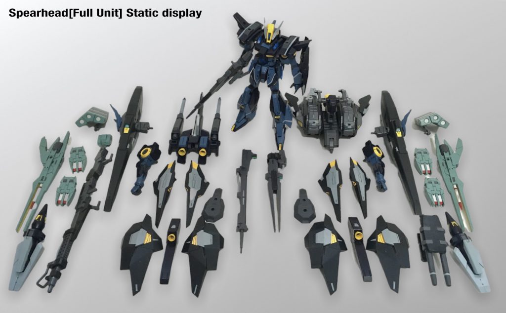 【全ユニット　スタティックディスプレイ】スピアヘッドには状況によるオプションが多数用意されている。特に大小４機ずつあるシールドブースターユニットは無線操作が可能となっており、自身への装備のほかに友軍機の補助、装備も可能となっている。