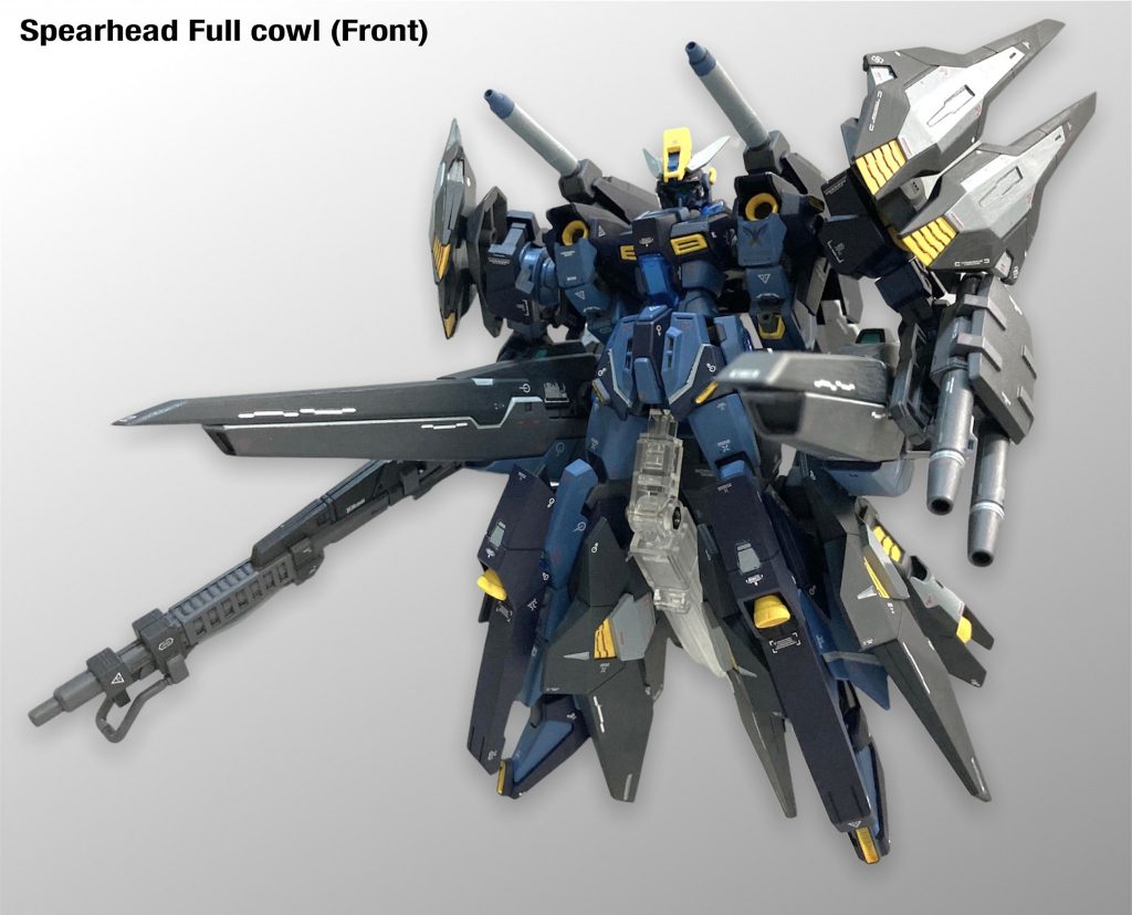 【スピアヘッド　フルカウル（全ユニット装備）】この機体の一番特徴的な、全ユニット＋セカンドアームのフル装備状態。T・Bブースターのすべてのユニットを装備し、折りたたんだ両腕にサブアームを追加装備している。過剰なほどのブースター装備により、変形せずともトランザムのスピードに対応可能な推力を有し、高速移動からTブースターのビームキャノン、Bブースターの大型ビームキャノン。腕部に装備したビームスマートガン、２連装ビームライフルといった高火力を敵機に放つ一撃離脱を得意とする。また、細かい旋回や方向転換も各部のスラスターによって無理やり行う力技な形態。【スピアヘッド】の名は本来この状態を指していて、「一番槍」の名の如く、高速で先陣を切り、敵陣に災厄を招く存在との意味をもつ。テーマとしては高火力のブラックサレナ。ナラティブガンダムＡ装備。