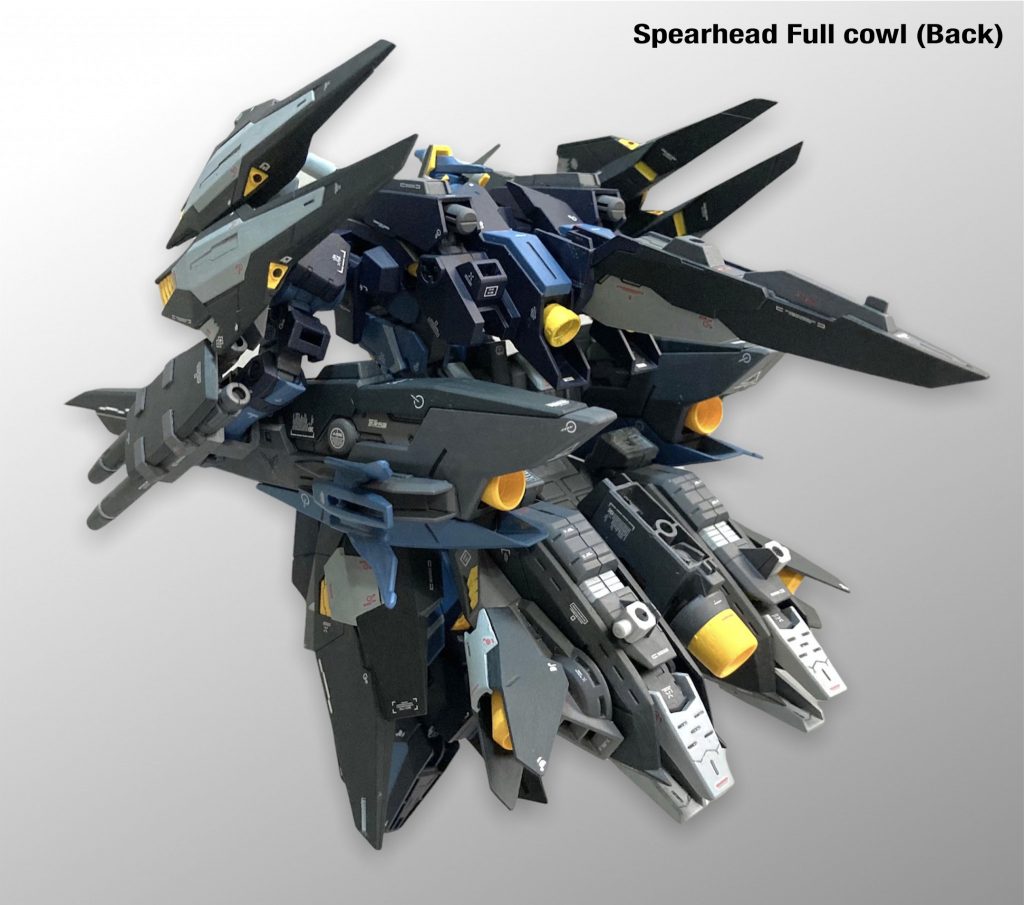 全ユニット装備の背面。背面はほぼブースターと言っていい。特にBブースターは推進剤にもなるプラフスキー粒子貯蔵タンクとしての役割が大きい。各シールドブースターもシールド面の内側は貯蔵タンクとなっており、単体でも使用可能時間を伸ばしている。そのため友軍機に使用した場合、粒子の補給も可能となる。（ただし、すべて補給するとシールドブースターは可動できない）