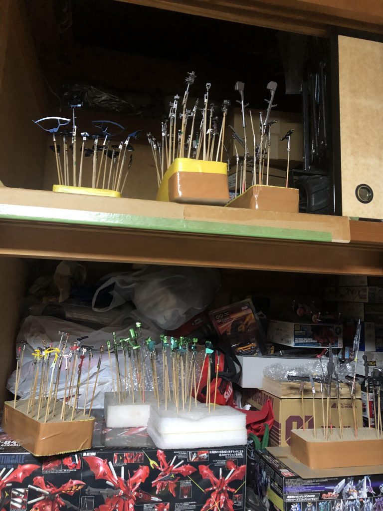 我が家の乾燥ブース😄屋根裏からの隙間風が優しく乾燥してくれます。外装はガイアのＥＸクリア１００%、関節はガイア蛍光クリアにスムースクリア7対3 武器類は5対５、６対４の物で二回づつ吹き付けフィニッシュです。