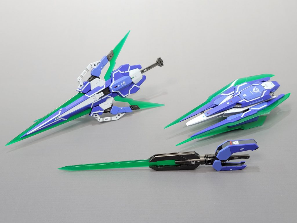 武装類。クリアの刀身は刃の根本側からクレオスの蛍光グリーンをグラデーション塗装し発光感を表現しようとしましたがあまりうまくいきませんでした。
