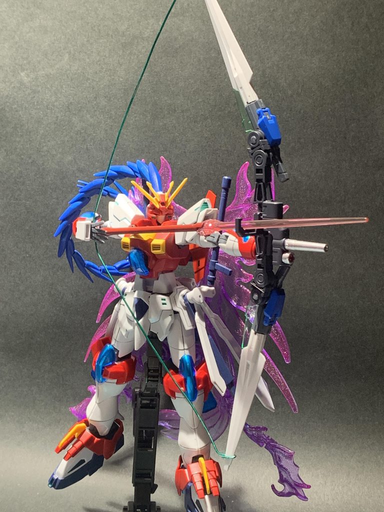矢のサーベルバージョン。ヴィクトリーのサーベルとバリスティックウェポンの槍の組み合わせです。弓弦はビームが発生してそれを引き絞っているイメージです。実際は針金をガンダムマーカーで塗装したものになっています。