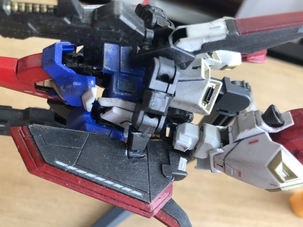 とは言ってもなあ。一応可変方法の解説だって自分で言ってるんだから、仕方ないか。ハイ見てくださいな。こんな感じですよ。雑だから拡大したくないなあ...。そこ！雑なトコはよく見ない！！ハイ、もうおしまい。ちなみにSDなので脚の収縮ギミックはありません。整えたら大丈夫です。技術上がったら、そのギミックも出来そうな気もする。ええい！