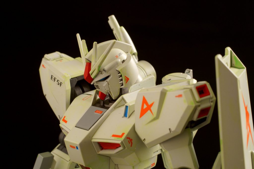 写真で上手く出なかったのですが実はちょっと黄緑色のエナメルで、サイコフレームの輝きをちょびっと追加していたんです。ふんわりと(笑ふんわりしてたのが良くなかった。コクピット周辺も、グリーンパールを吹いてあるんですが白すぎて写真では解らないです。反省。RGでは色を濃い目にしてやってみましょう。