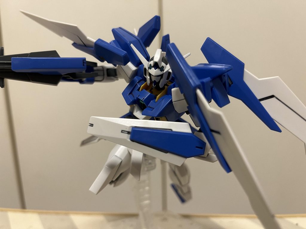 突撃。なんかこんな小型のシールドって主人公機では珍しい気が。それこそAGE-2とAGE-3だけのような?