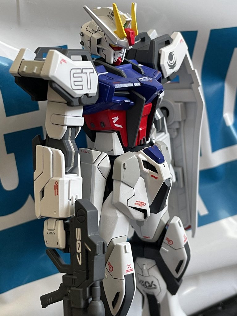調色はブルーのみです。ホワイトはMr.COLORGXのクールホワイトレッドはFinisher'sのディープレッドイエローはM r.COLORGXのキアライエローブルーはMr.COLORのブルーを50%、同じくパープル40%、同じくつや消しブラック10%で調色しました。色分けはガイアカラーのニュートラルグレーⅡ下地はNAZCAのメカサフスーパーヘビーブルー、イエローの下地はガイアノーツサーフェーサーエヴォホワイトレッドの下地はNAZCAのピンクサフこの色で塗装をしました。