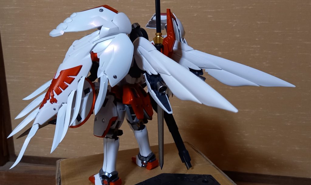 後ろから翼を展開。デカい…。左右外側の翼の展開する上部と下部フィン状の羽はクレオスのルビーレッドを使用、その他の羽はクレオスのムーンストーンパールを使用しています。写真だとあまり違いが判らないのが残念…。