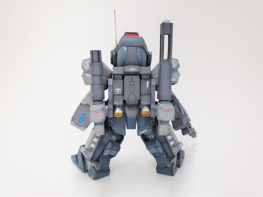 バックパックはサイドアーム化して頭に干渉しないように展開することができます。さらに駐機状態のような感じにキャノンを下げることができて、意外とかっこよくできました。