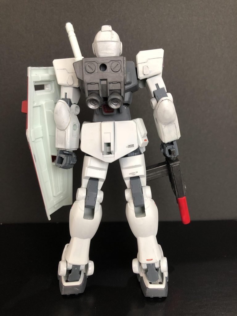 気の抜けた背中。今回、肩ダクト、肘パッド、前後の腰アーマー延長と厚み増しなど小改造に加え、エアブラシも導入して塗装してみました。改めて、ガンプラって楽しいですね。