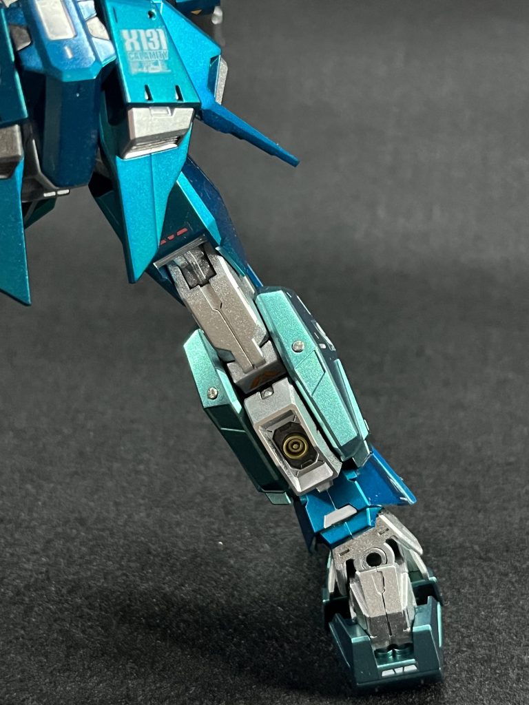 膝裏元々機動性のある機体では無いので、後ろ側はスッキリしたものですね。