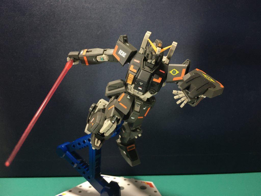 今回は「バトローグ」本編のキャラクターとしてではなく宇宙世紀の世界で使われている改修機をイメージしてます。EXAMはなし、1年戦争終結後に東南アジア戦線から使える機体をかき集めて修復し、北米のニューヤークあたりでジオン残党の対処に当たった小隊の隊長機、と想定。 「MSV-R ザ・トラブルメーカーズ」(懐かしいな…)でも陸ガンが連邦のMS憲兵隊隊長の機体として運用されている場面があるので、1年戦争後も僻地とかでは運用されてたのかな?と思ったのがきっかけです。 同時に販売されたグフクリムゾンカスタムは残党の小隊長的なポジションと思ってます。