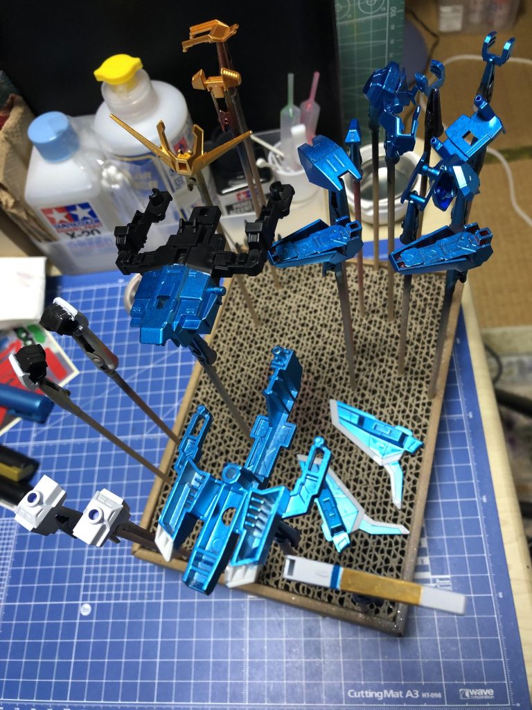 ガンダムマーカー縛りで塗ってます。メタカラーを使いながら塗り分けするのが大変でした^_^;