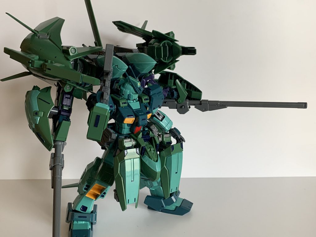 パックパックのサブアームにけ懸架されたフォールディングランチャーは遠距離での狙撃に使用。