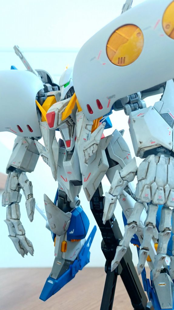 クスィーガンダムの手もデカかったですが、巨大化しました。手とバインダのみダムドから持ってきています。大きさはMGですが、それ以外はHGなんでカテゴリはHGとしています。
