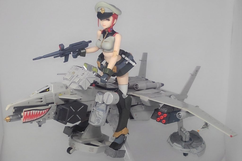 マチルダさん搭乗状態です。コマンド装備の一部を機体に装備しています。武装は全部移植できますが、一部の装甲とジョイント等は移植できません。コマンド状態の武装を減らしたのは移植できる物だけにしぼったからとも言えますね。デフォルトでは手首にもキャノン的な物があるのですがハンドルと干渉するので省きました。アオシマさんのVFガールっぽい乗り方にしました。VFガールは後ろからの眺めが売りの一つかな?wと思いますが、コレは関節見えまくりでちょっと駄目すぎてお見せ出来ないです。