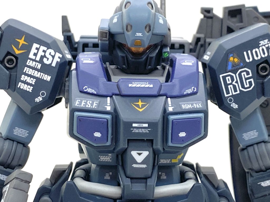 デカールはガンダムデカールのHGユニコーンガンダム用やMGクロスボーンガンダムX2、ユニコーン汎用1などにホビージャパンの市販のデカールを使い、今回もカトキ風を目指しました。キット付属のシールも何枚か使い、つや消しクリアー吹いた後に2000番の神ヤスで段差を擦ってからもう一度つや消しを吹いて極力目立たない様にしました。ラー・カイラムのアルファベットの識別はνガンダム時はRAでしたがガンダムユニコーン時はRCで今回も迷いましたが・・・設定通りにRCにし、通称「ロンド・ベルの三連星」のトライスターのパーソナルマークも勿論貼り、隊長のナイジェルの機体であります「ユニフォーム7」の機体番号にしました。