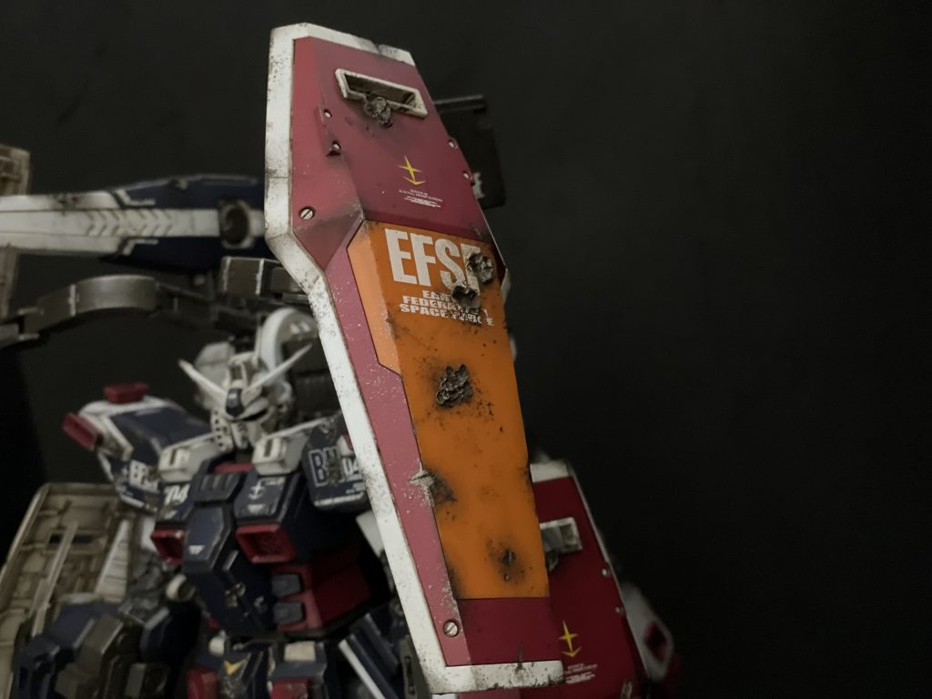 ダメージ加工はリューター、はんだゴテを使って表現。シールドが4枚あるため、それぞれに違ったダメージを表現するのが大変だったポイントでした。