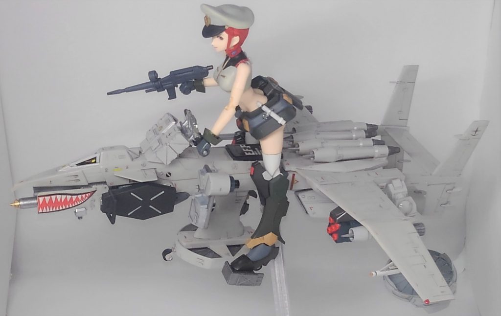 めっちゃデカイんですw そもそもういにんぐふみながデカいので合わせた機体サイズが洒落になって無いですね。台座がヤバいです。黒い椅子のところのE.F.Fデカールがお気に入りなんですが目立たないですね・・・w以下はいつものコントになります。