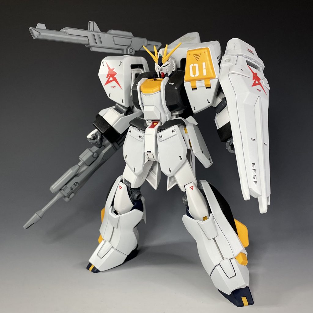 フロントビューEGνガンダムの成形色はそのままに、アサルトシュラウドの青い部分をMSホワイトで塗装。νガンダム“っぽく”見えるように、意識して各部にデカールを配置しました。