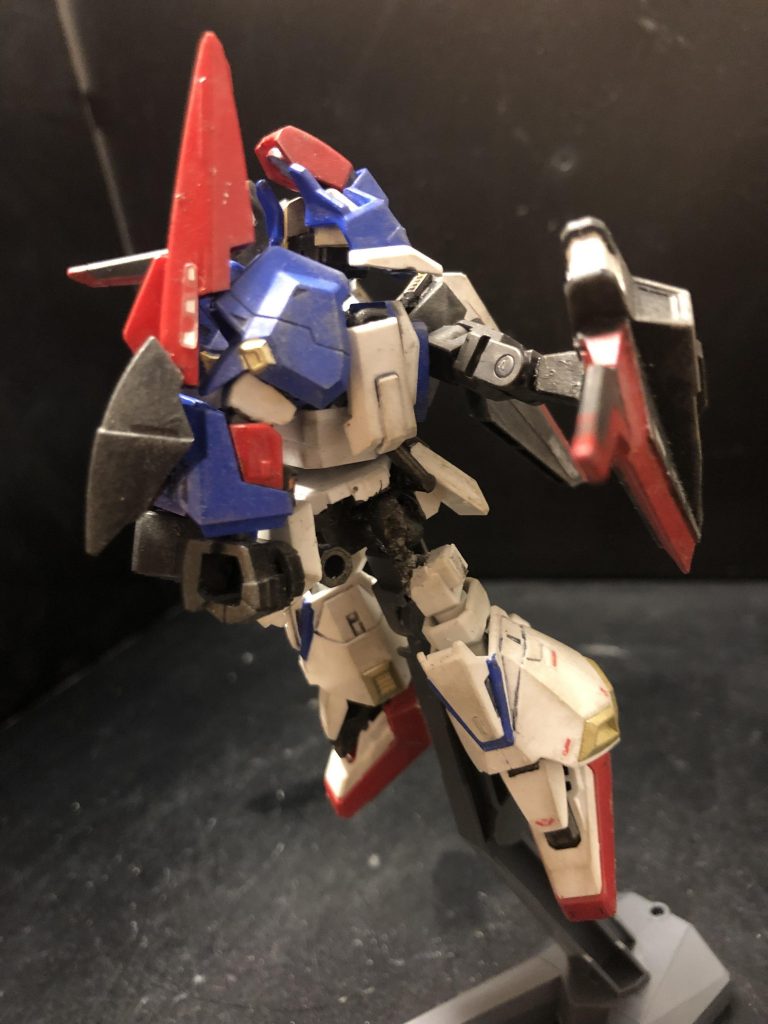 フライングアーマーを移動させましょう。同時にスタビナイザーも後方に移動します。今回、フライングアーマーはスタビナイザー基部に接続しました。フライングアーマーは回転機能付きのジョイントパーツを使い、回転しながら機体の横に移動するという、劇中さながらの動きをします。フライングアーマー基部に接続してあるので、少し後方に付くのもポイントです。WRなのでホントは機体の下にフライングアーマーは装着されるんですが、それをやるとカッコ悪くなりますので。コレでヨシです。