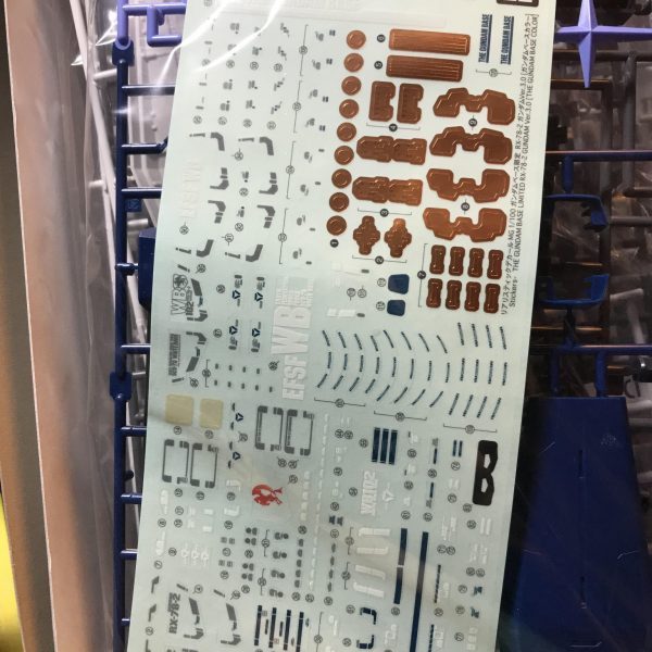 やっとの思いで見つけました〜作らないと思って押し入れの奥の方にありました〜これから素組みですがコアファイターだけ作って明日投稿します通常版のは持っていないのですが、成形色の違いとリアリスティックデカールの違いだけだと思います（3枚目）