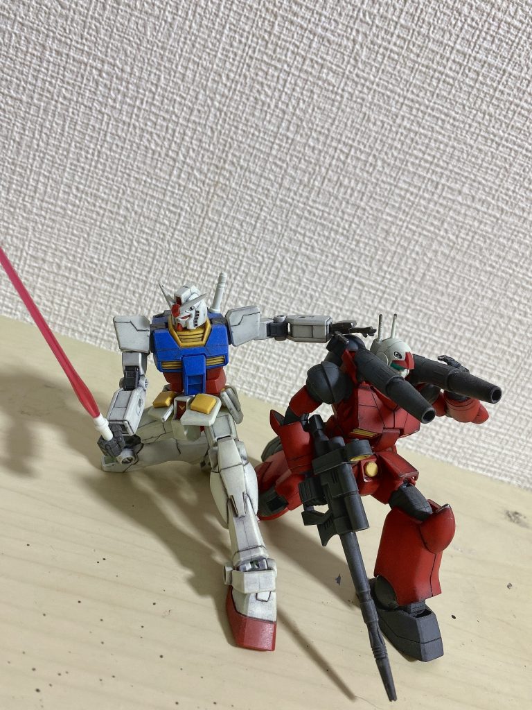 過去に作ったEGガンダムと並べてそれっぽくポージング。ご覧いただきありがとうございました！