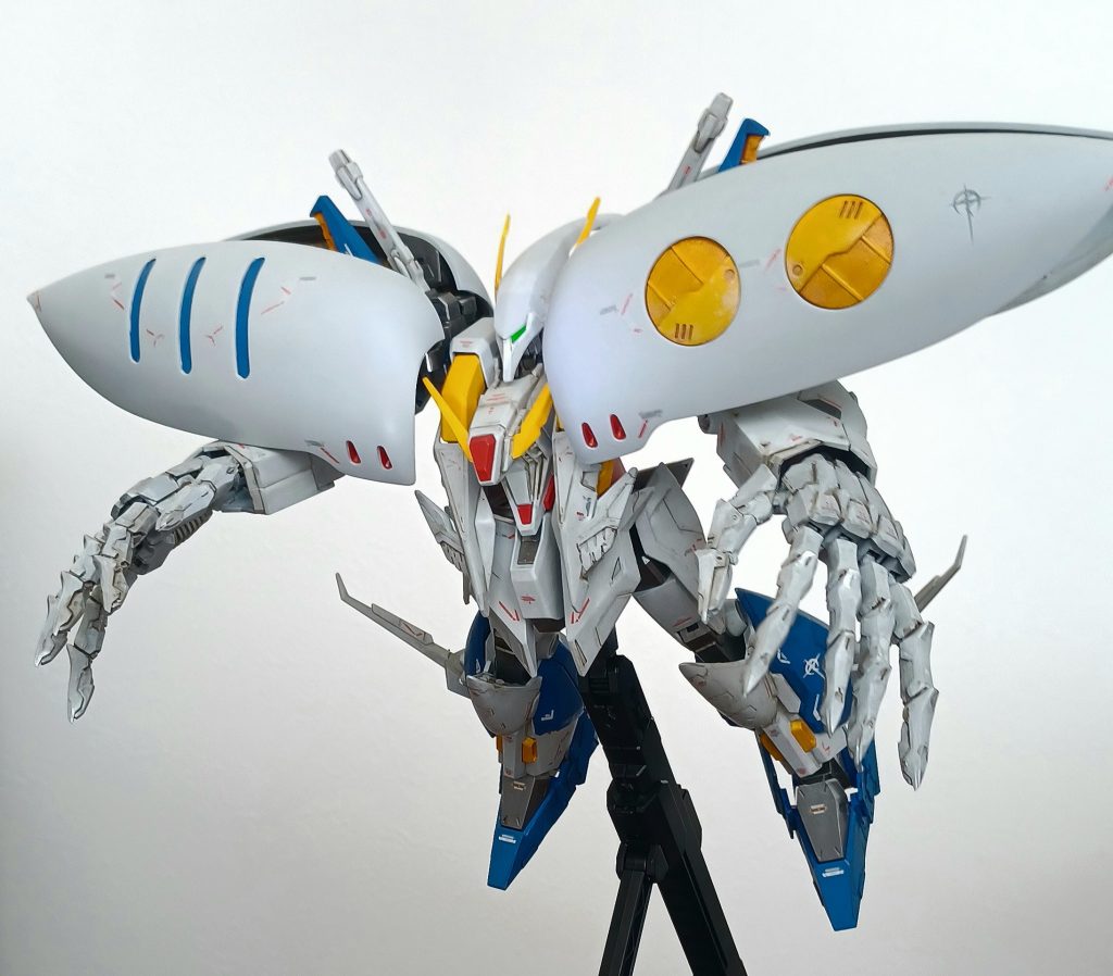 デカいデカいほぼ、全景です。悩みましたが、ジオンマークは無し。ダムドで白手ってあまり見ないので、お気に入りです。