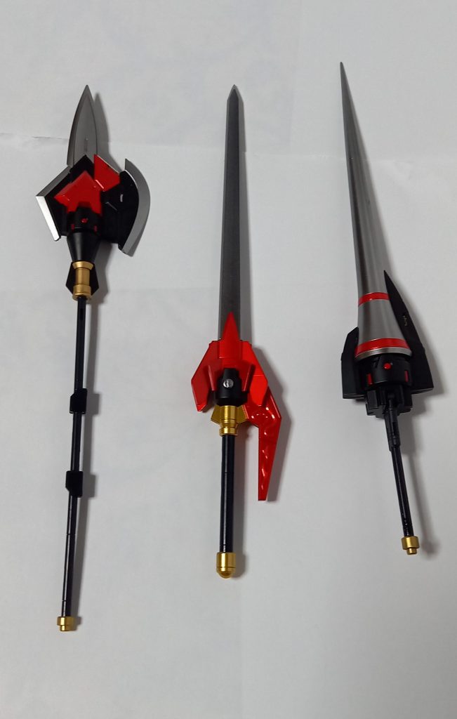 武器3種盛り。真ん中はオプションパーツ敗者の栄光仕様からヒートソードです。ブレード部分にはブレードシルバーを使用、機体のキャンディーに負けない塗装に仕上がりました。またソードは先達のを参考に背中で懸架できるようにしています。先達に感謝を。
