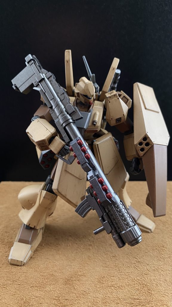 ハワード、ジョナサン機 二人は少尉。主に後方支援を担当する。彼らの武装はバズーカ。銃身横には小型ミサイル、銃身下部に装着されているのは、ショットガン。MS用では無いようだ。コールマン機の背に懸架しているのもこれと同型。