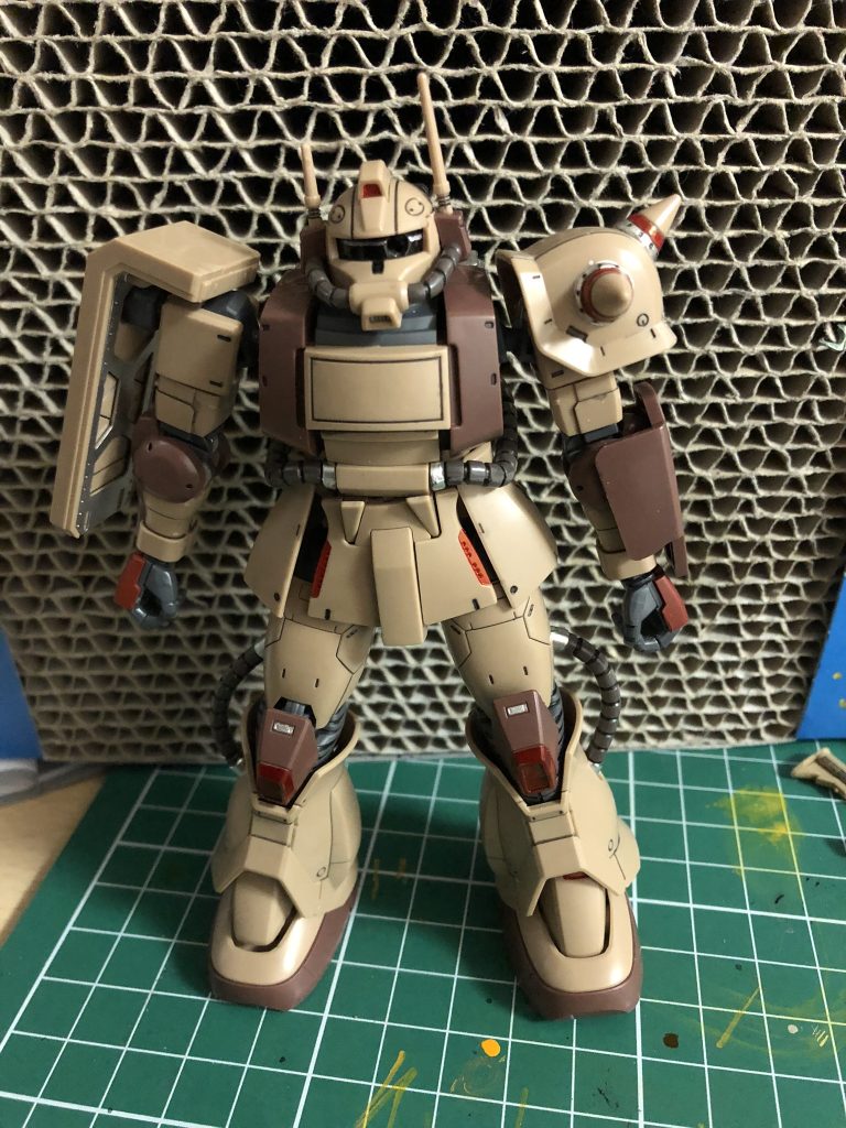 部分塗装して素組み、シルバーと赤で色増やした