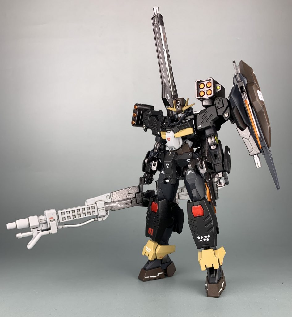 元のコマンドクアンタから以下の点を変更しています。・右後ろのバックパックにキャノン砲を追加。・右肩にミサイル追加。・左肩にシールドを取付。・サイドアーマーにナイフを追加。・手持ち武器としてGNスマートガンを追加。