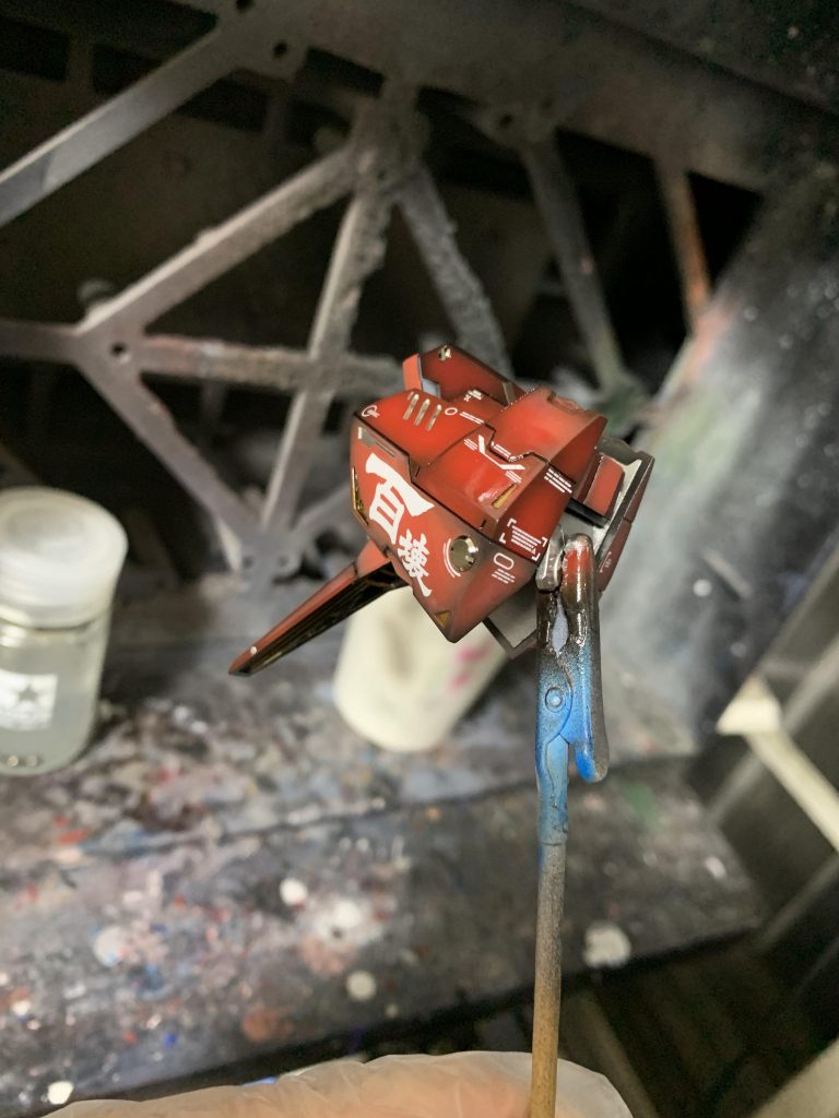 ・トップコートで保護と研ぎ出し塗装が終われば光沢でトップコートを吹きます。この時に厚めにトップコートを吹いておきます。乾いたらデカールの段差を無くすために1000番のヤスリで研ぎます。塗装が消えないように慎重に行いました。そうすると貼ってる感が無くリアルに仕上がりました。写真参照その後に再度光沢で保護します。乾いたら、つや消しと光沢を調整して混ぜて半光沢のトップコートよりも自分好みの質感のトップコートを作成して吹いていきます。