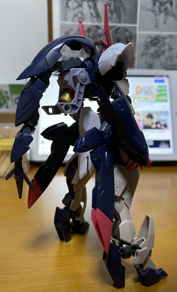 ナノラミネートコートを切断しコトブキヤのジョイントパーツで稼働できるように。背中のブースターはサイドスカートに。大きい肩は好みではないので小型化。