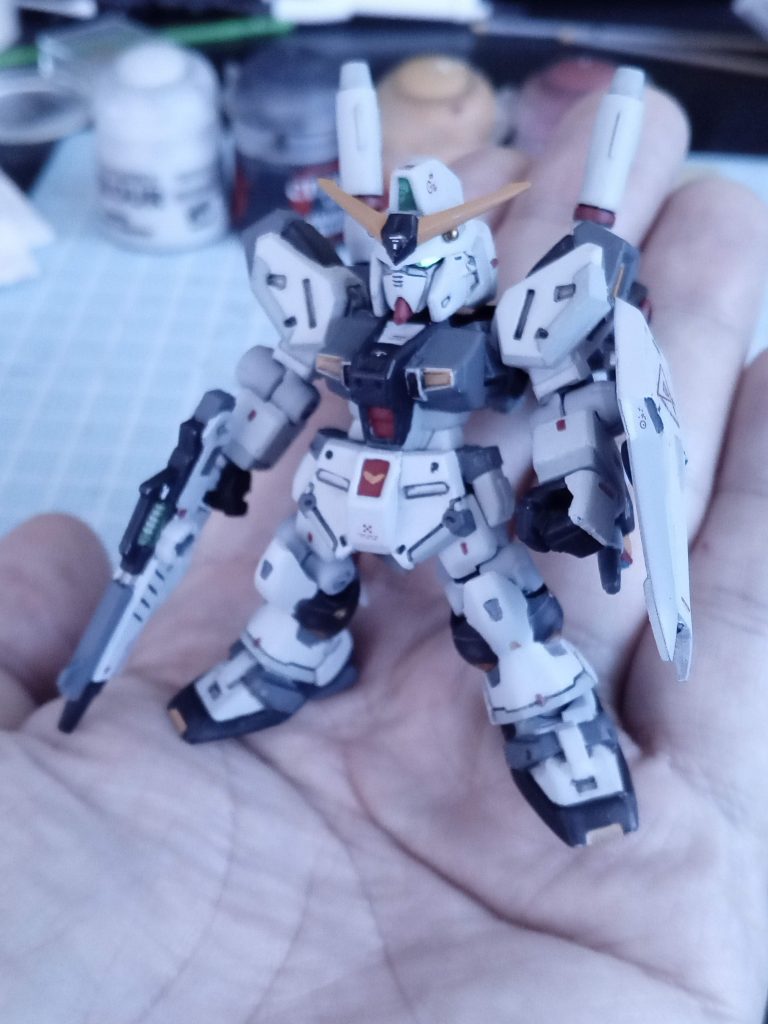 サイズ感です。1回500円のガシャですが、ディテールは細かく、色を細かく塗り分けすると化けるシリーズです。