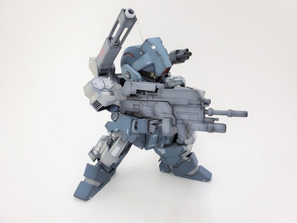 最後はポーズ。ライフルが大きくて見えませんが左手は添えてます。