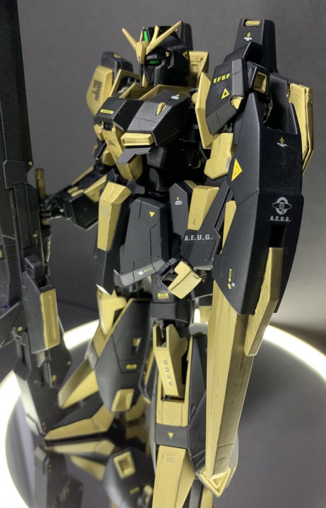 サイドから。エゥーゴのデカールも脚部とシールドに。