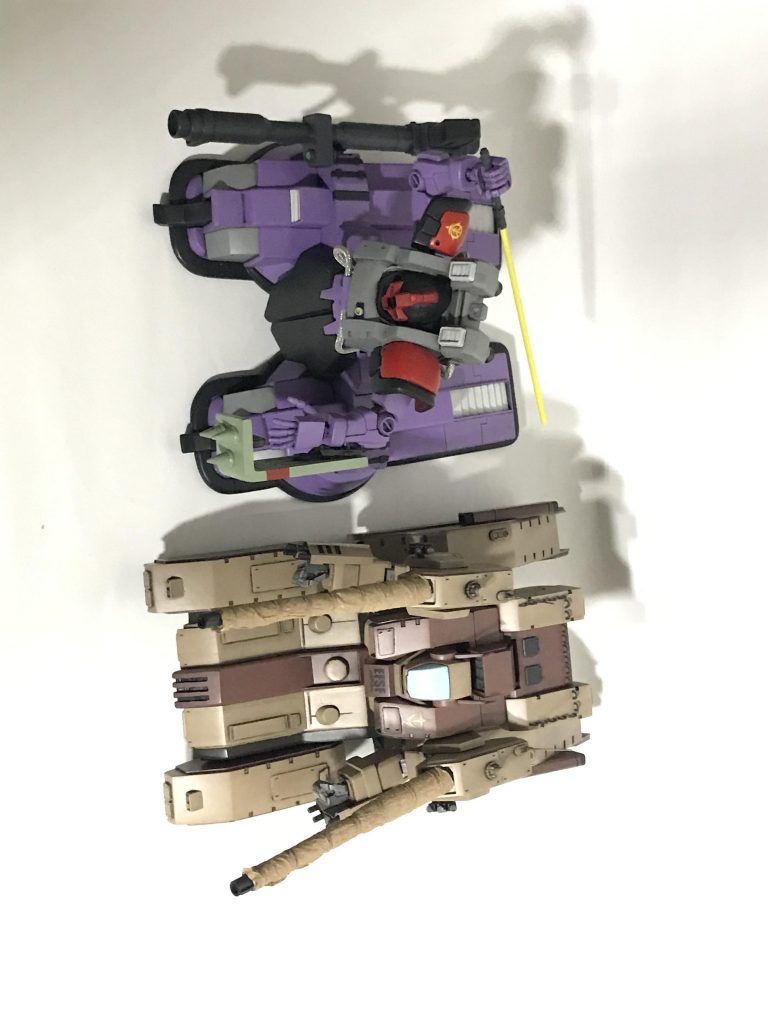 ガンタンクとの大きさ比較です次回は、前回製作したサンダーボルト版ガンタンクとドム・レゾナンスとの戦闘シーンを再現してみようと思います乞うご期待ください♪