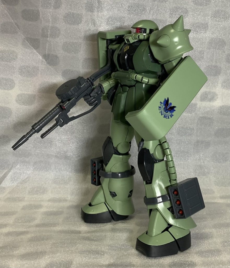 ニッキ・ロベルト少尉機実は先にマットの旧ザクとシャルへプザクを作ってていずれもJ型だったのでこの際F型ザクも組んでみたいなと思い始めて一応陸戦での使用感を出す為にフットポッドを追加組んでから思い付いたけどビッグトレージャンプを決めたニッキには丁度良い気がしてきた