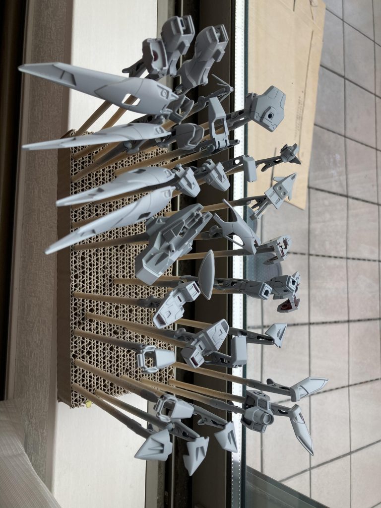 いつものクレオス1200サーフェイサーで下地塗装。だいたい、1缶くらい使います。多分使いすぎなんだろなぁ‥‥