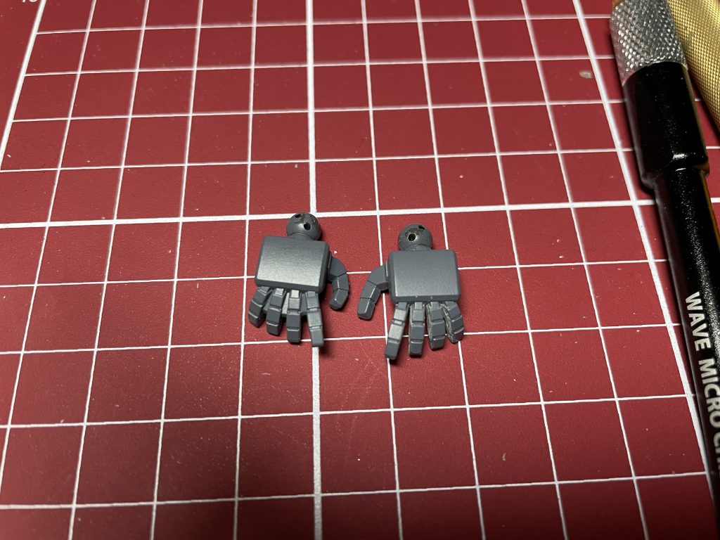 ハンドパーツの折れ防止のために繋がっている部分を削り取り、肉抜き穴をプラ板で塞いでおきました