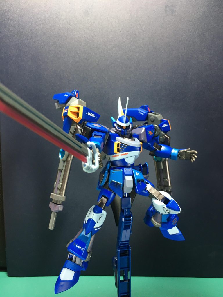 　ハンドパーツは月刊ホビージャパン2012年4月号付録の「HGガンダムSEEDカスタムキット」同梱の丸指ハンド(左右角度付き武器持ち手、左握り拳、左平手)を使用。付録キットの成型色がガンメタなのでこれに合わせてシグーの手首など関節部をガンメタにそろえました。