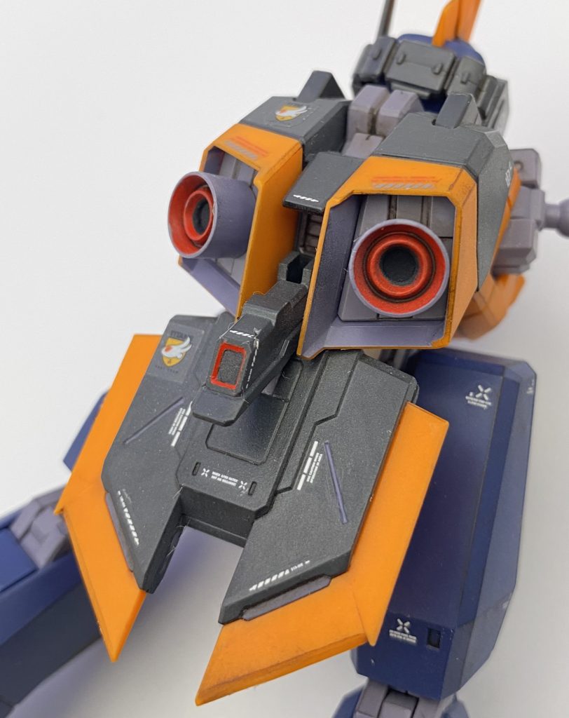 頭部モノアイ下の外装について設定画では途中で折れず三角形である為、少し削って設定画通りの形状に。角、リアアーマー兼プリムローズII追加翼部はエッジが丸かったのでシャープ化。地味ですがリアアーマーも/部やスラスター口になっていそうな部分は塗り分けています。まだ続きます→