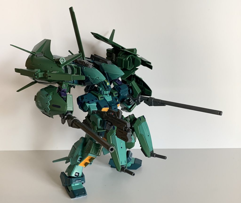 フォールディングランチャー、ビームライフル、フロントアーマーのビームガンにキハールⅡユニットのビームガンを加えてのフルバースト。これはある意味お約束ですね。