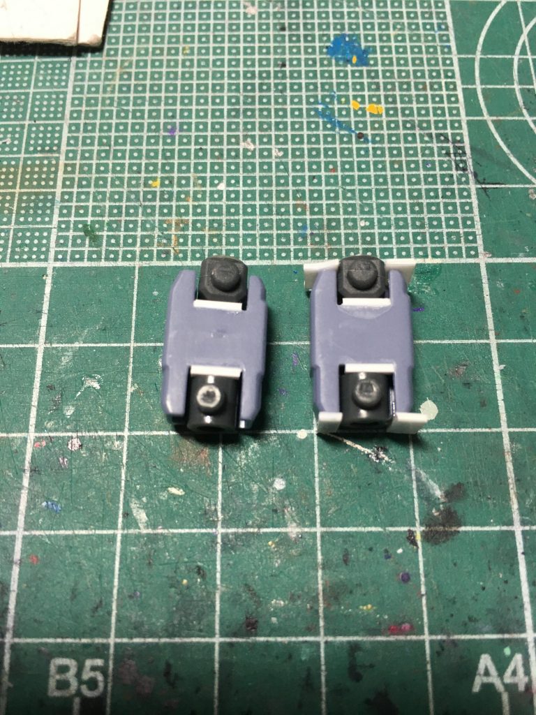 　膝関節の延長に伴って端からポリキャップがはみ出て見えるので、延長したのと同じ分プラ板を貼り足して目隠しになるように。