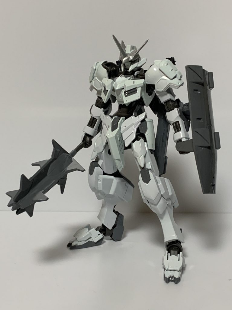 [開発経緯]開発に際しては上記のように、シュヴァリエルが定数を満たしていない事がそもそもの発端である。加えてシュヴァリエル自体が高価である事、魔装兵化によってさらに高価になる上に整備コストも跳ね上がる事も問題点であった。その点、メルセネールをベースにする事で、それなりに高性能かつシュヴァリエルよりもかなり安い調達・整備コストで運用出来る事が大きなメリットである。開発に際してはメルセネールの製造企業であるホルン社とシューヘンベルク社に加え、聖華鍛治師協会とツヴァイトモーント工房が共同で行なっている。